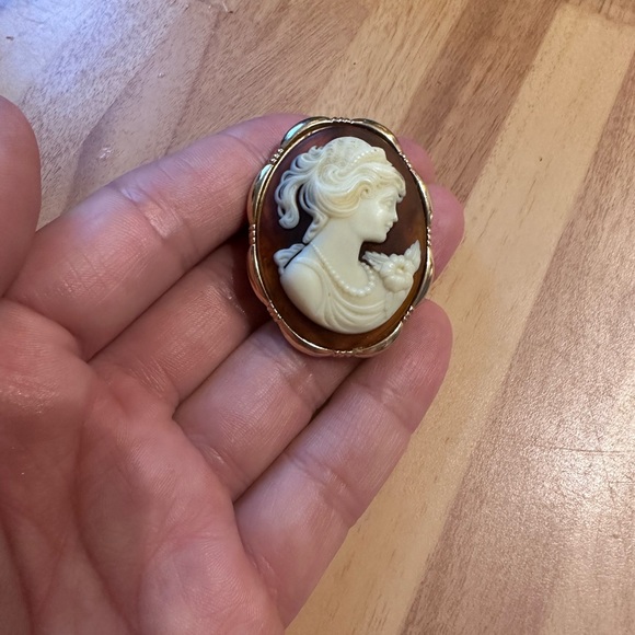 Cameo Vintage 70s Scarf brooch on faux shell gold tone frame - Picture 3 of 6